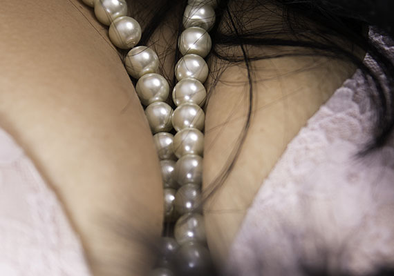 Boudoir é um ensaio para valorizar o corpo feminino, suas formas e expressões, sensual, intimista e sem vulgaridade. Boudoir é um ensaio feito em ambiente interno, como um quarto ou uma sala, com ares de aconchego, normalmente remetendo a manhã, ao conforto, e geralmente trajando lingeries, pijamas ou roupas leves. Boudoir é uma palavra que surgiu durante a Renascença na França e foi muito usada durante o século 19 e inicio do século 20. Segundo a arquitetura, era uma área intima do quarto feminino, onde as mulheres se vestiam, maquiavam e se perfumavam depois do banho. Era um momento e um local de intimidade.